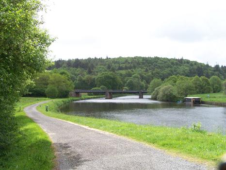 Extérieur gîte Ty-Adrien : chemin de halage